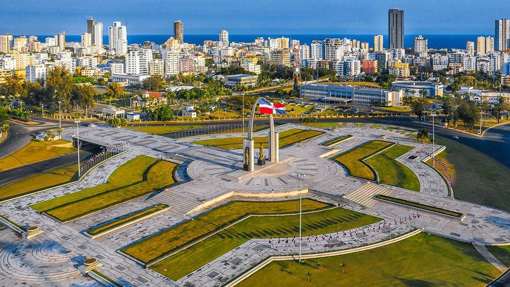 Plaza de la Bandera and Santo Domingo skyline